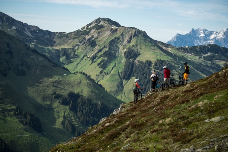 4 Biker auf Berg mit Panorama