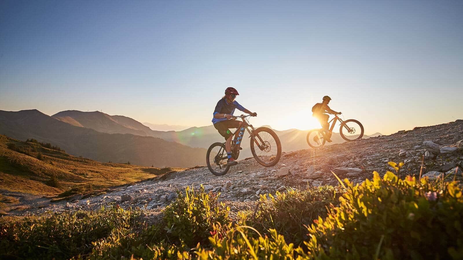 2 E-Biker auf Bergweg