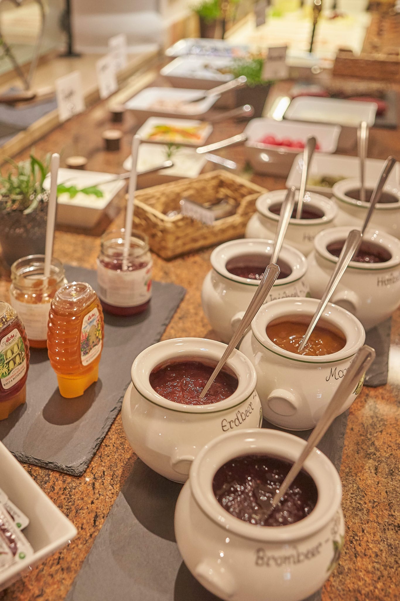 Honig und Marmelade am Buffet