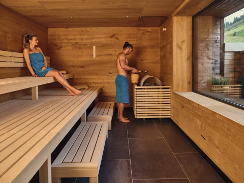 Zwei Personen sind in der Sauna im Hotel Hasenauer