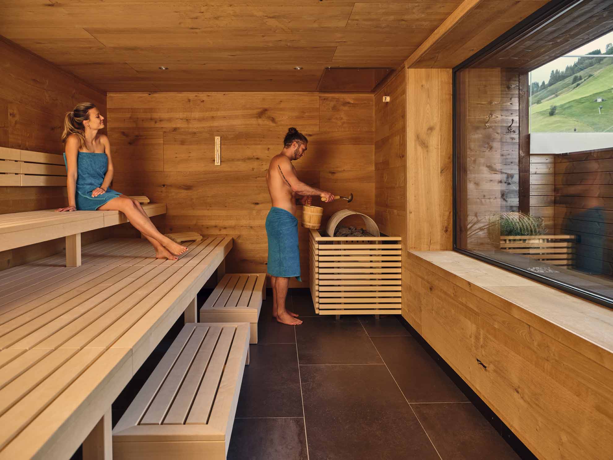 Zwei Personen befinden sich in der Sauna im Hotel Hasenauer