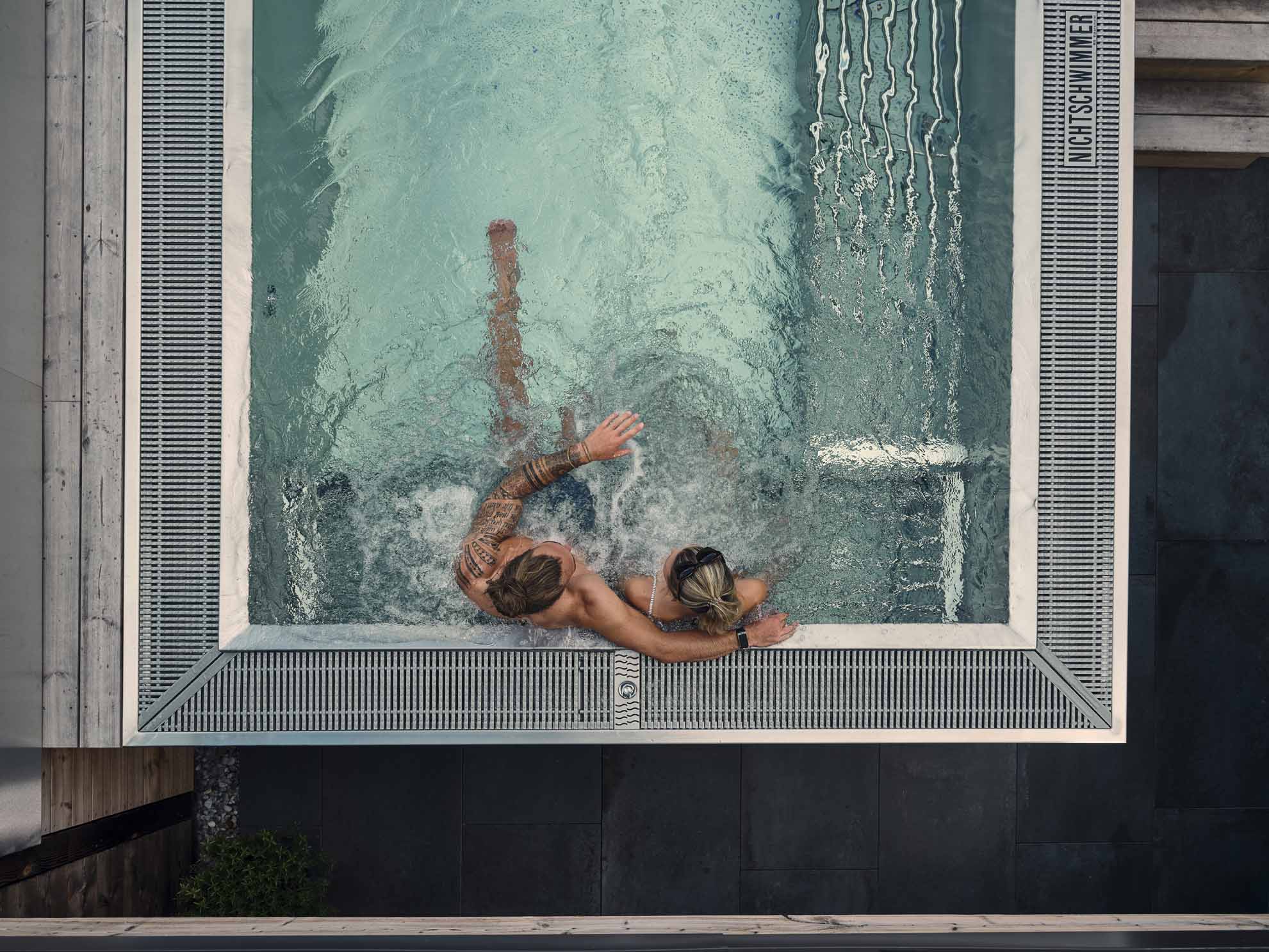 Zwei Personen sitzen im Whirlpool und wurden von oben fotografiert