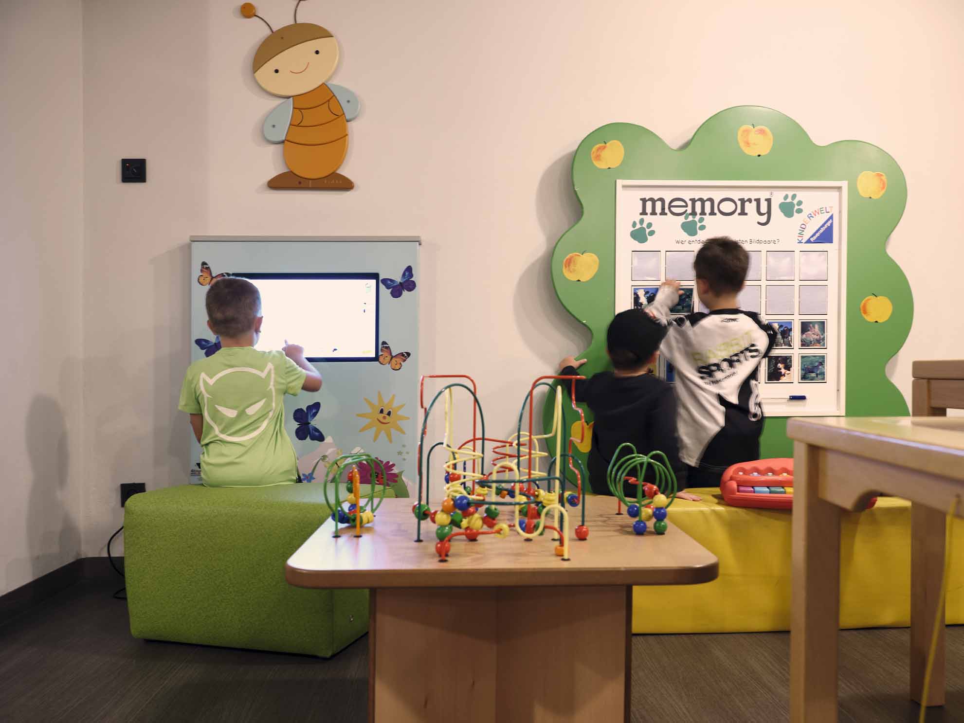 Drei Kinder spielen in der Familien-Spielewelt