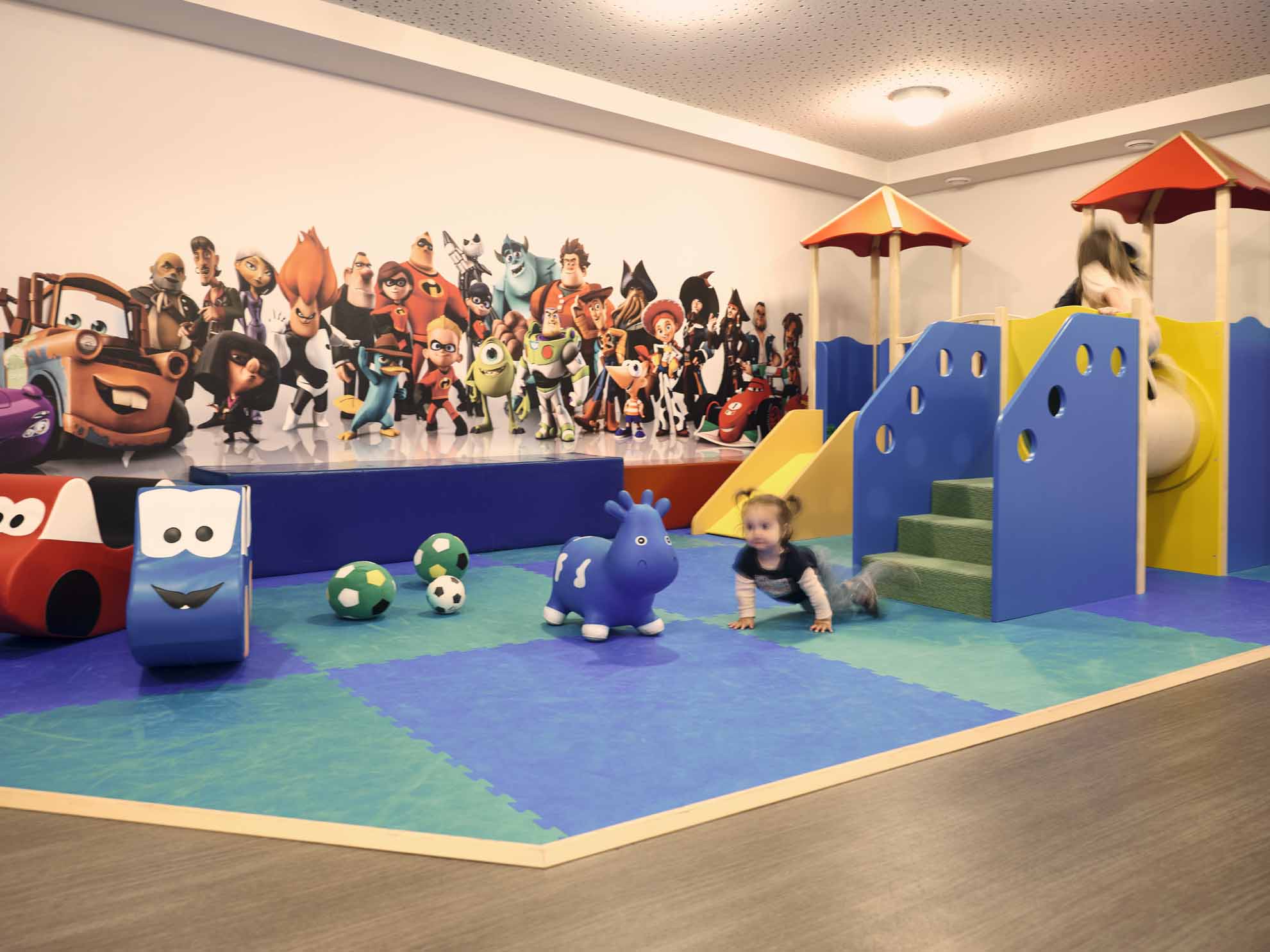 Ein Kind krabbelt am Boden in der Familien-Spielewelt