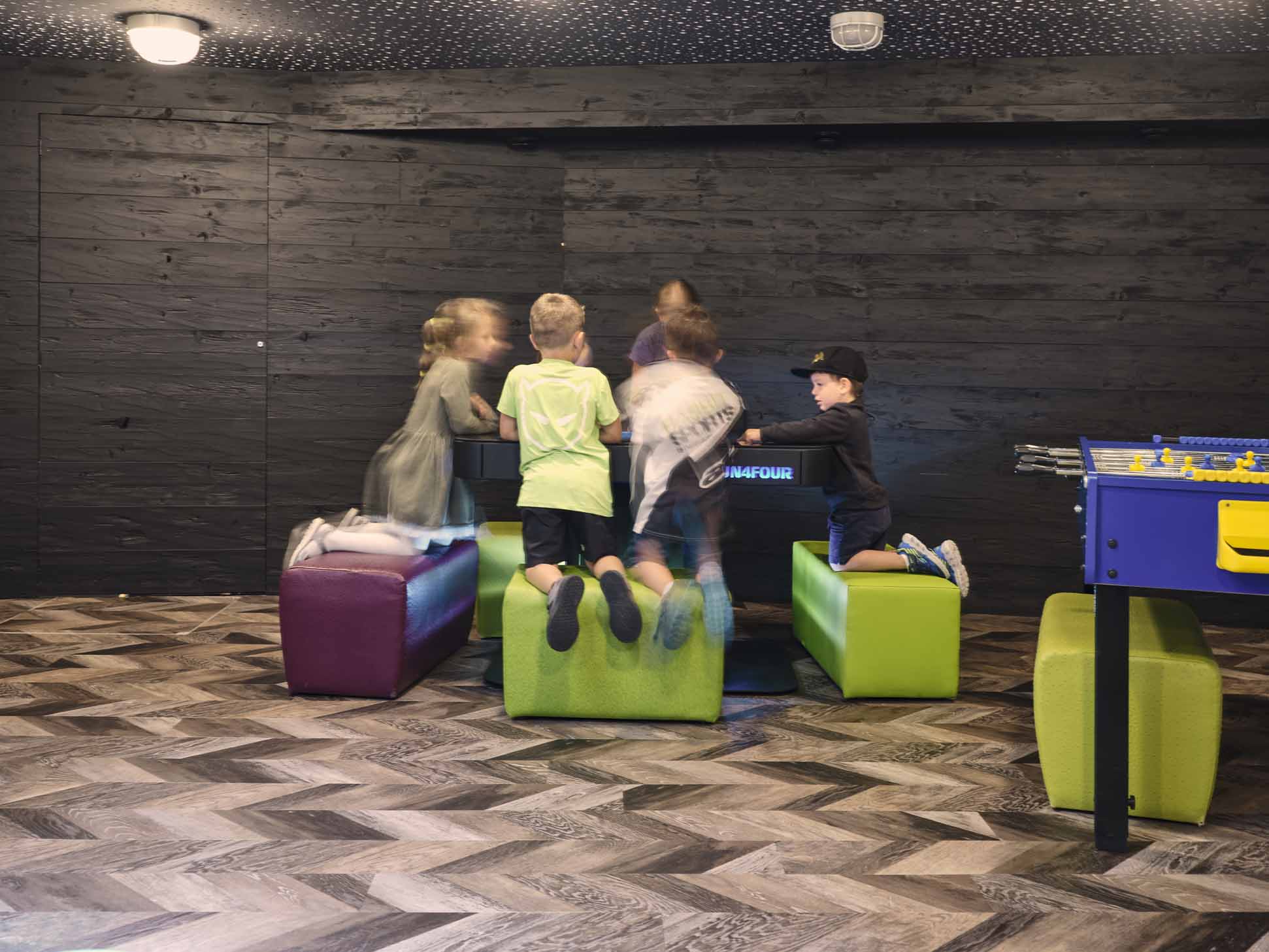 Kinder spielen am Spielecomputer in der Familien-Spielewelt