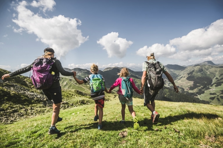 Familie beim Wandern am Berg