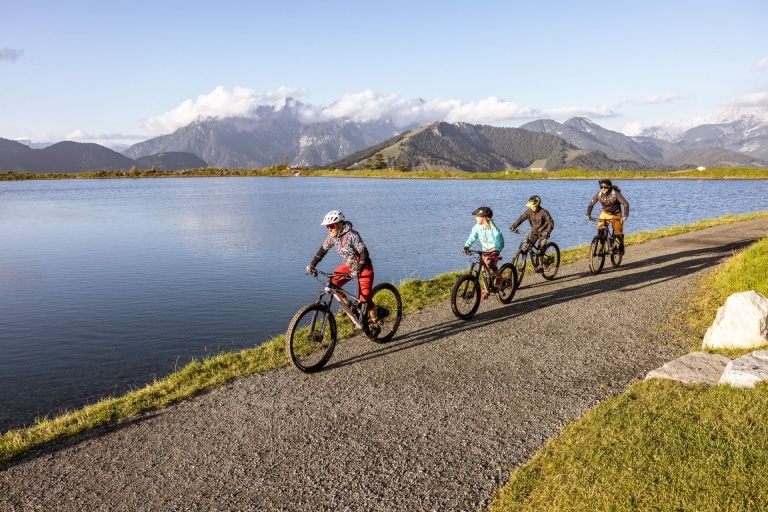 Familie fährt auf den Mountainbikes