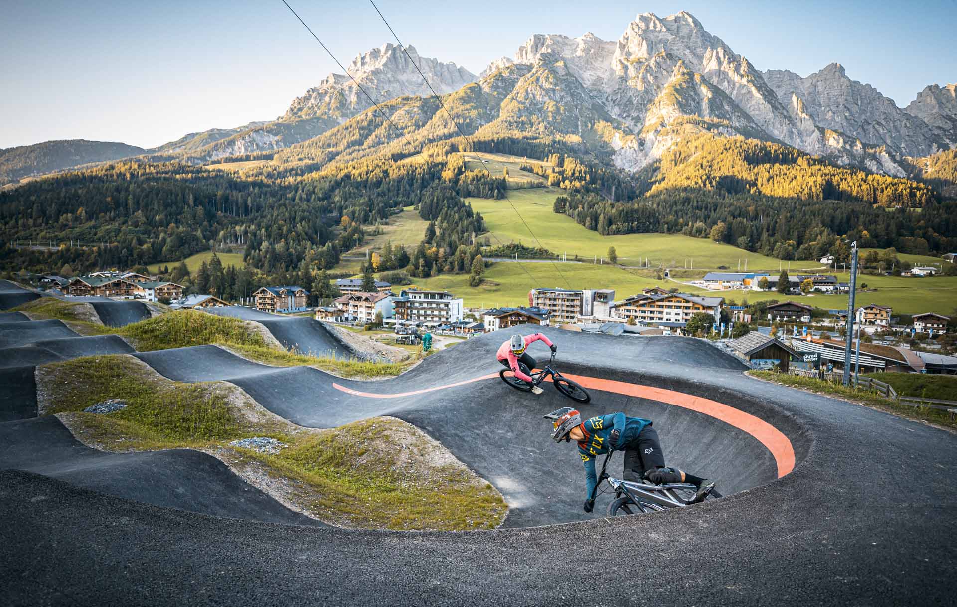 Zwei Biker auf der Übungsstrecke